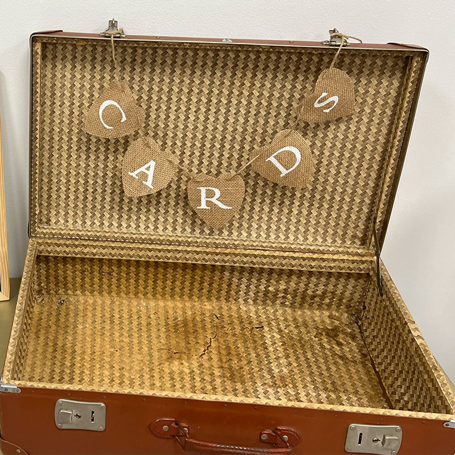 Yes-rentals-vintage-koffer Deze vintage koffer is een echte eyecatcher op jouw cadeautafel