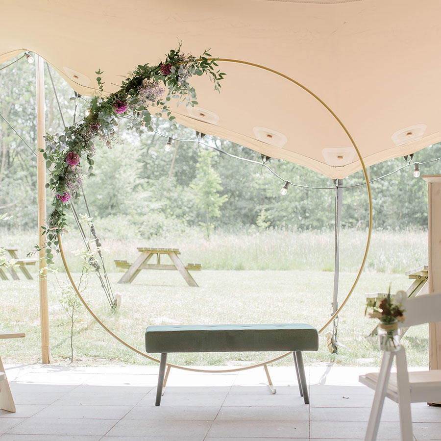 Yesrentals-Backdrop-Rond-Goud Gouden backdrop rond voor tijdens de ceremonie