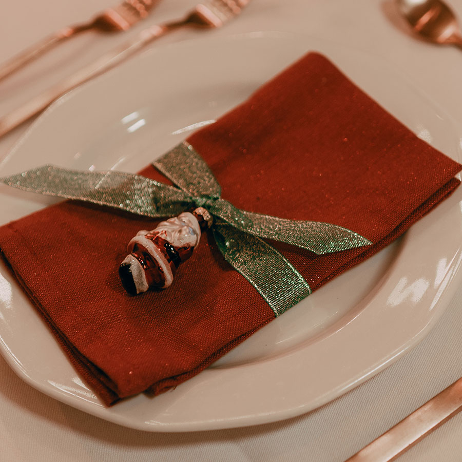 Yesrentals-Servet-rood Deze katoenen servet rood is perfect om jouw dinertafel helemaal af te stylen