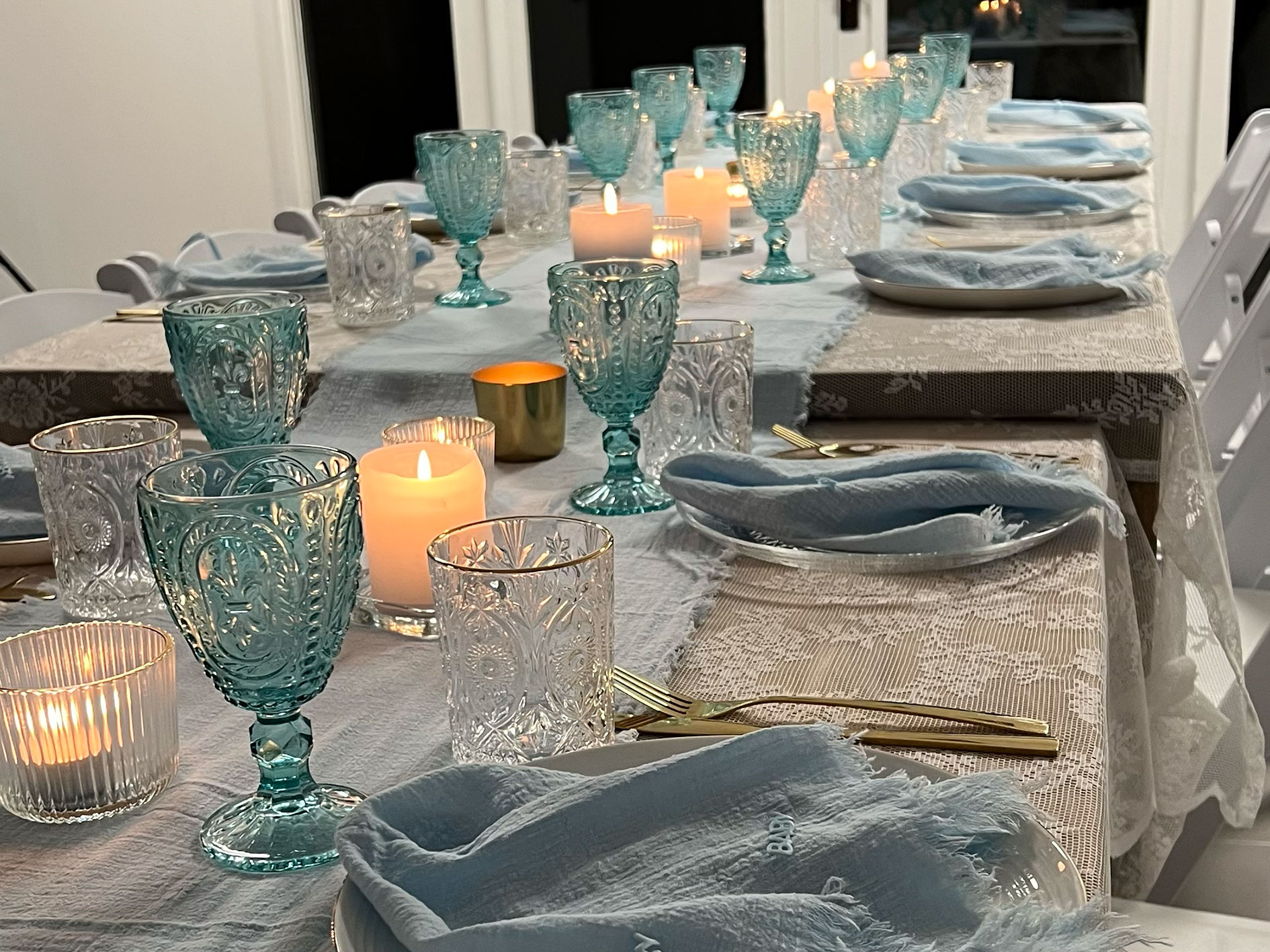 Yesrentals-Tafelloper-Lichtblauw Deze linnen tafelloper lichtblauw is perfect om jouw dinertafel helemaal af te stylen