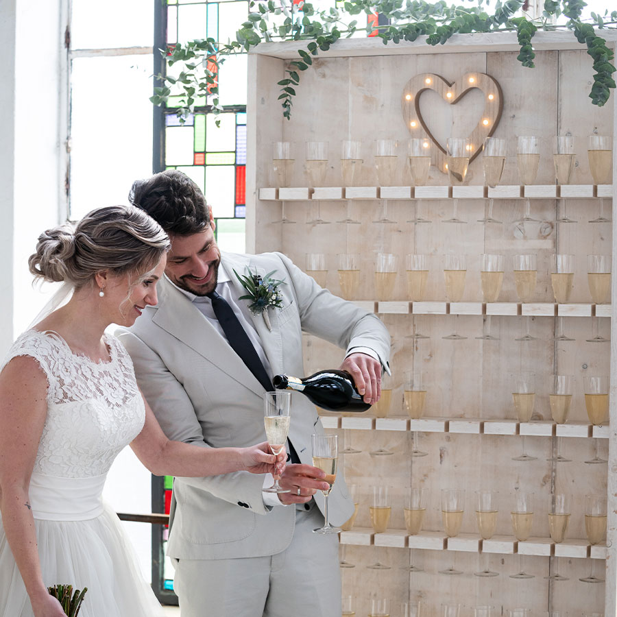 Yesrentals-champagne-kast Deze champagnekast is perfect voor tijdens jouw borrel