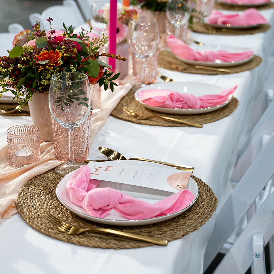 Yesrentals-katoenen-servet-roze Deze katoenen servet roze is perfect om jouw dinertafel helemaal af te stylen