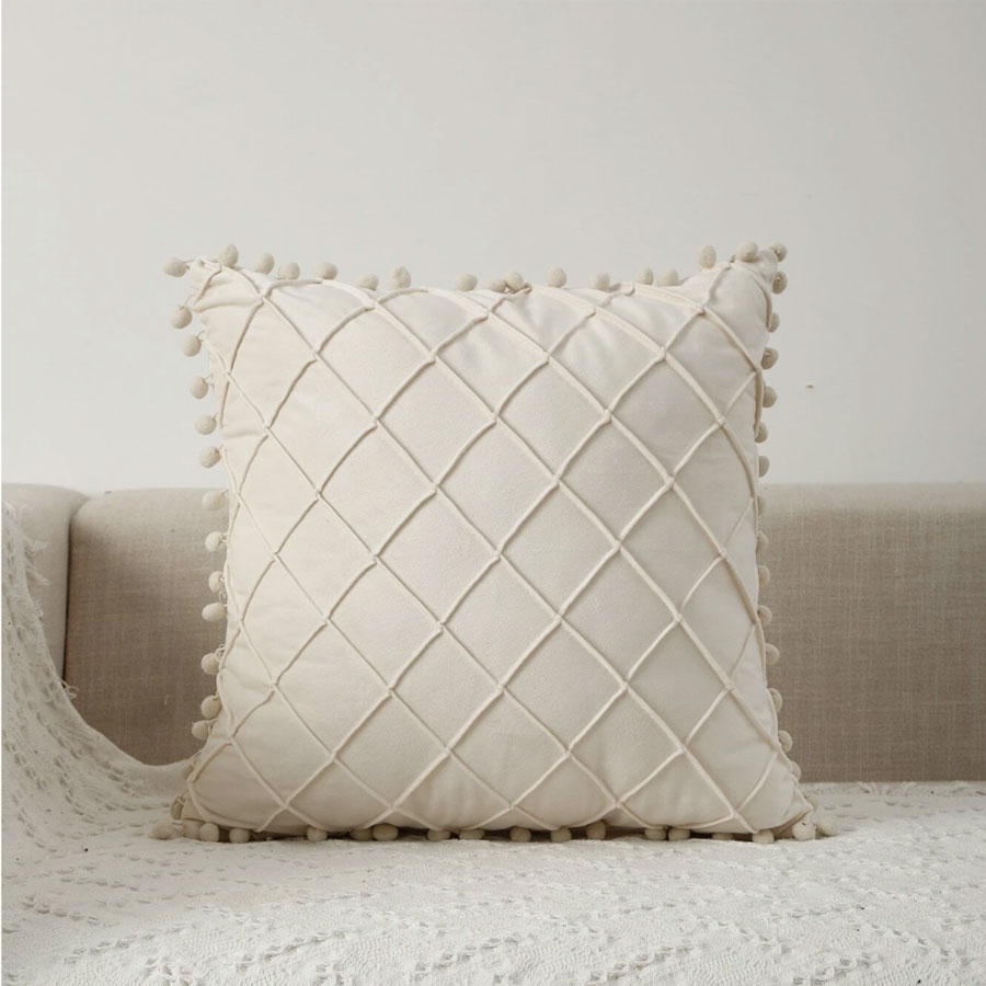 Yesrentals-kussen-beige-ruitjes-vierkant Dit kussen nina beige is een tof kussen met een ruitjes patroon