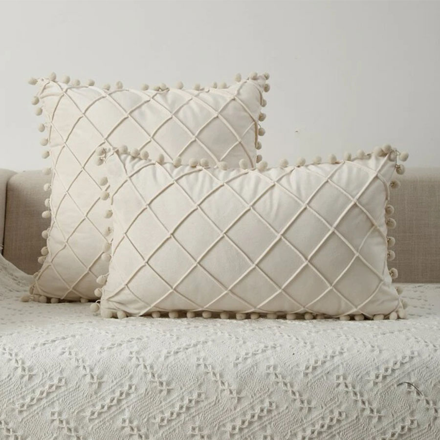Yesrentals-kussen-beige-ruitjes Dit beige kussen nina is een tof kussen met een ruitjes patroon