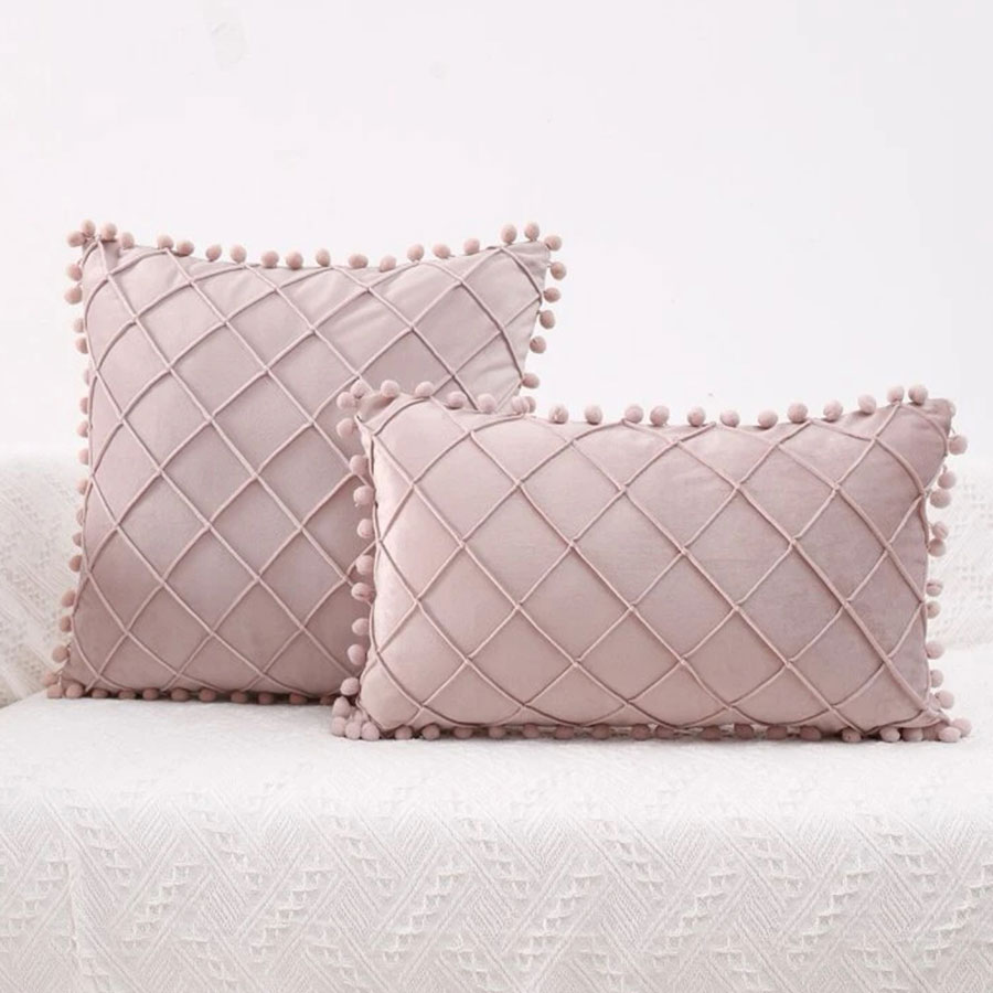 Yesrentals-kussen-roze-ruitjes Dit roze kussen nina is een tof kussen met een ruitjes patroon