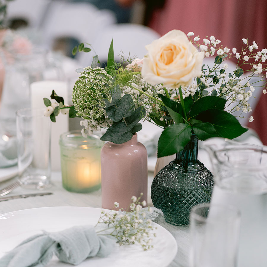 Yesrentals-porseleinen-vaasjes-roze Dit porseleinen vaasjes roze is helemaal perfect voor op jouw dinertafel