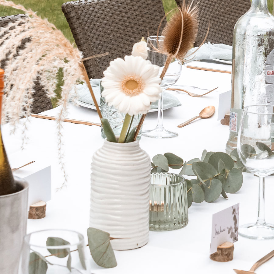 Yesrentals-porseleinen-vaasjes-wit Dit porseleinen vaasjes wit is helemaal perfect voor op jouw dinertafel