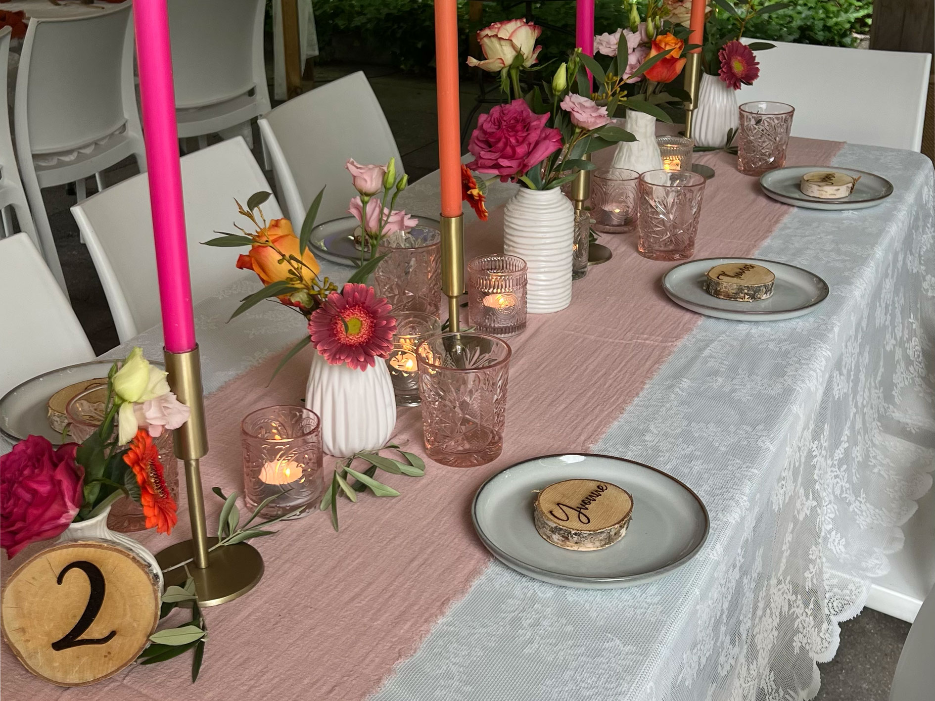 Yesrentals-tafelloper-oud-roze Deze linnen tafelloper oud roze is perfect om jouw dinertafel helemaal af te stylen