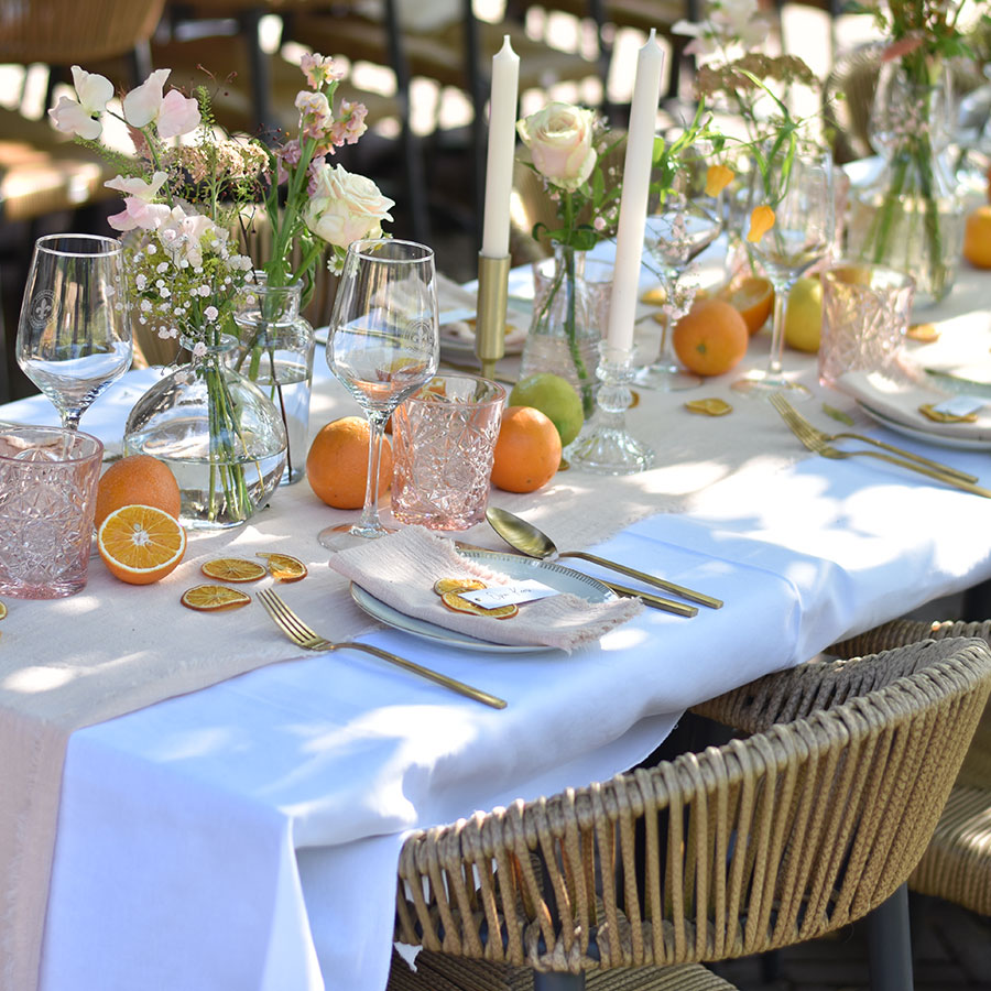 Yesrentals-tafelloper-peach Deze linnen tafelloper peach is perfect om jouw dinertafel helemaal af te stylen
