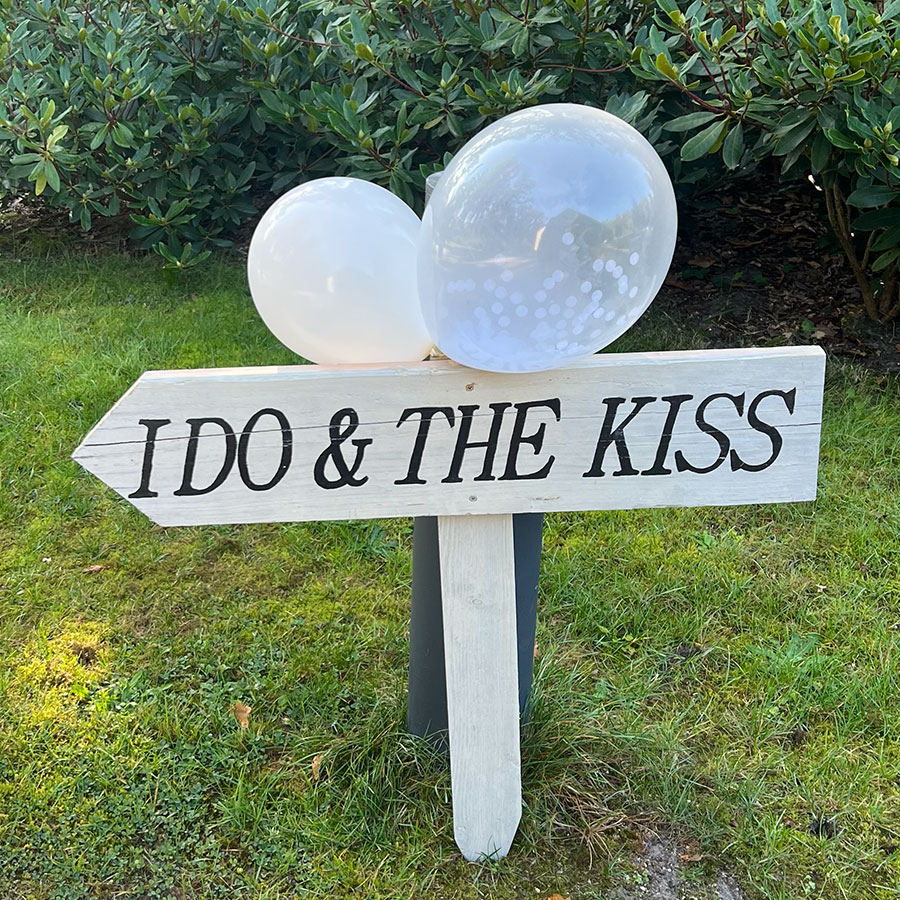 Yesrentals-wegwijzer-ido&thekiss Deze wegwijzer i do & the kiss is perfect om jullie gasten te verwijzen naar de plek waar jullie ceremonie gaat plaatsvinden