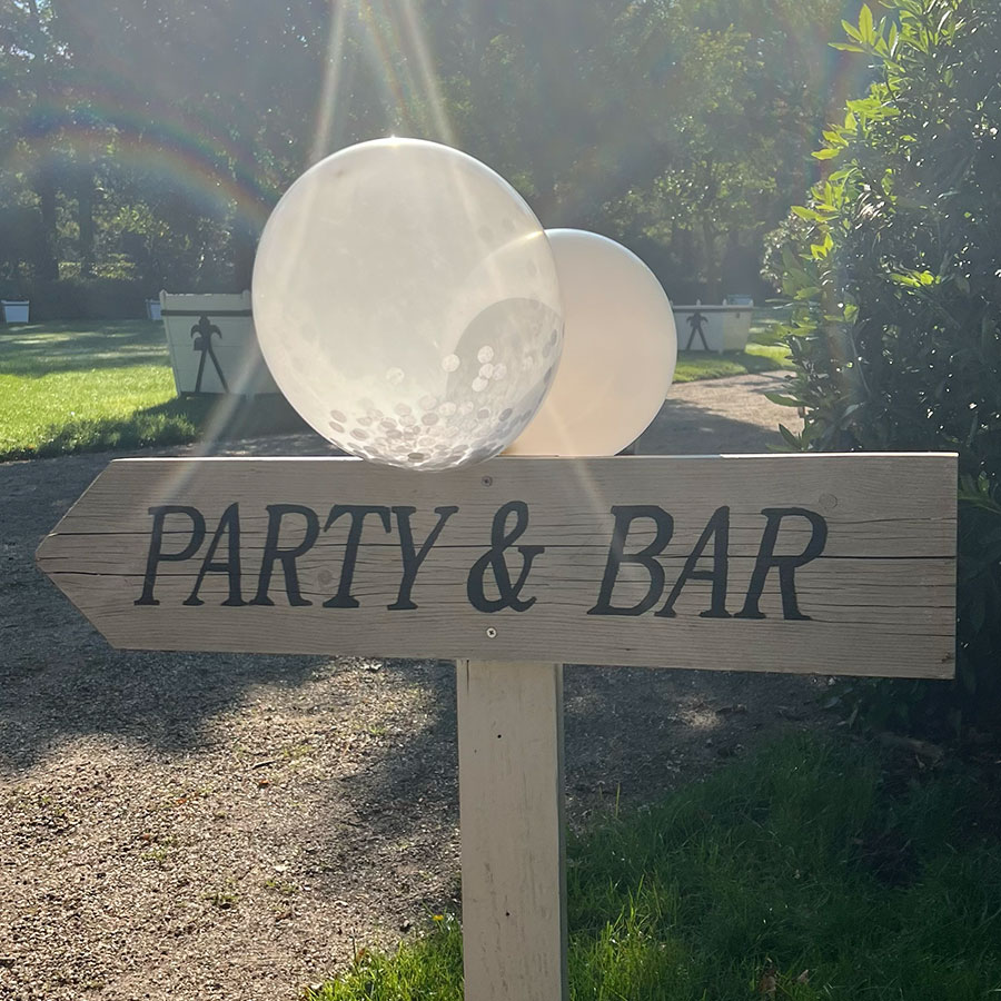 Yesrentals-wegwijzer-party&bar Deze wegwijzer party & bar is perfect om jullie gasten te verwijzen naar de plek waar jullie feest gaat plaatsvinden