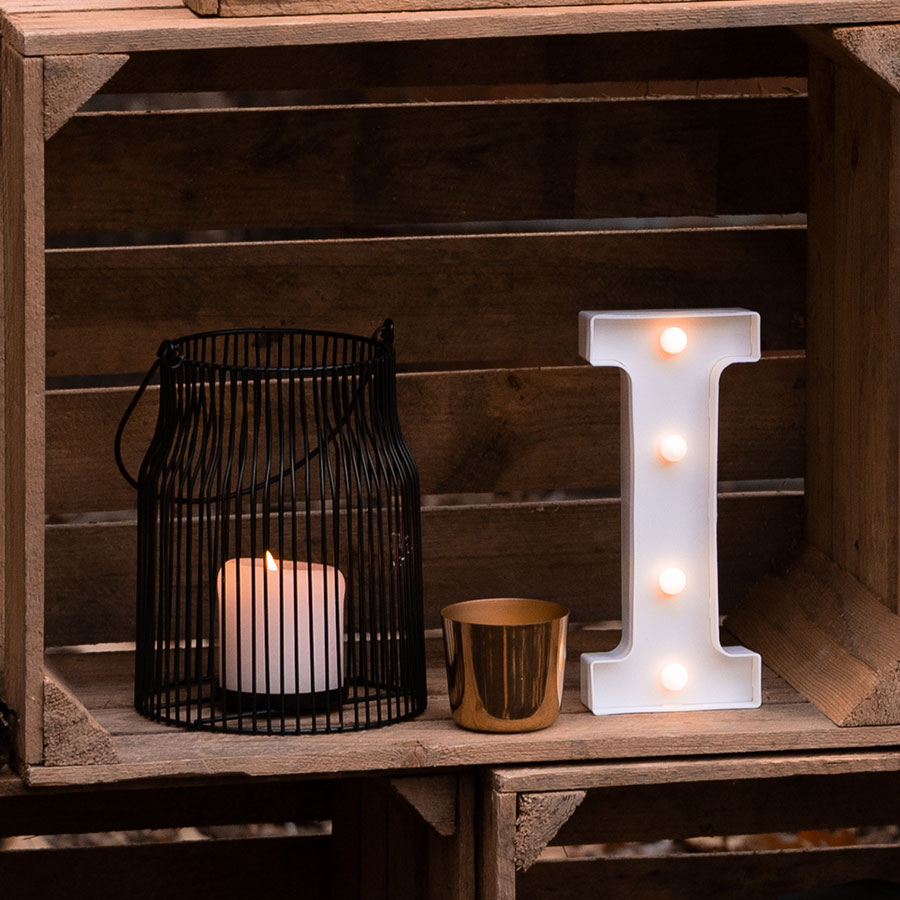 Yesrentals-windlicht-open-zwart Deze lantaarn zwart is perfect om jouw ceremonie helemaal compleet mee te maken
